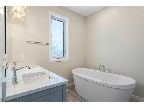 1224 18A Street Ne, Calgary, AB - Indoor Photo Showing Bathroom