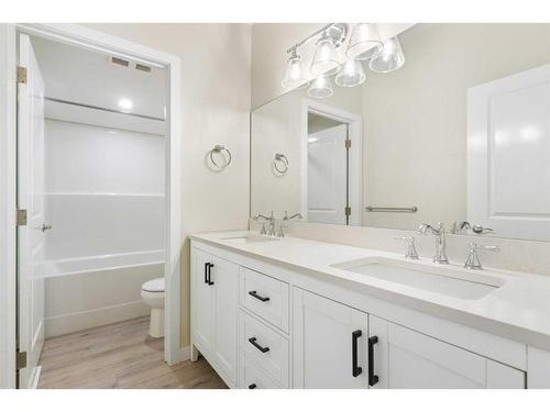 1224 18A Street Ne, Calgary, AB - Indoor Photo Showing Bathroom