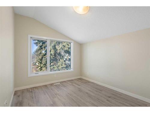 1224 18A Street Ne, Calgary, AB - Indoor Photo Showing Other Room