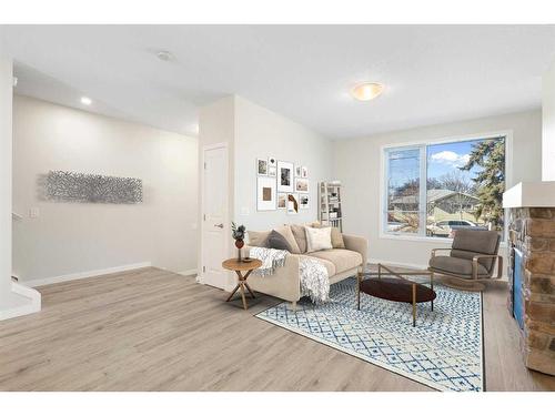 1224 18A Street Ne, Calgary, AB - Indoor Photo Showing Living Room