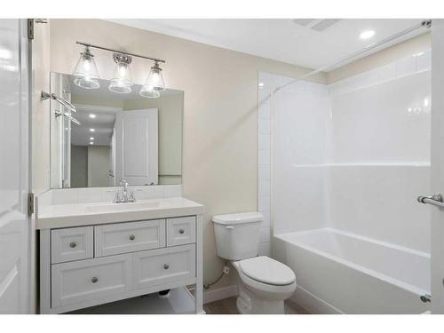 1224 18A Street Ne, Calgary, AB - Indoor Photo Showing Bathroom