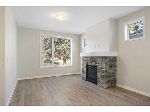 1224 18A Street Ne, Calgary, AB - Indoor Photo Showing Living Room With Fireplace