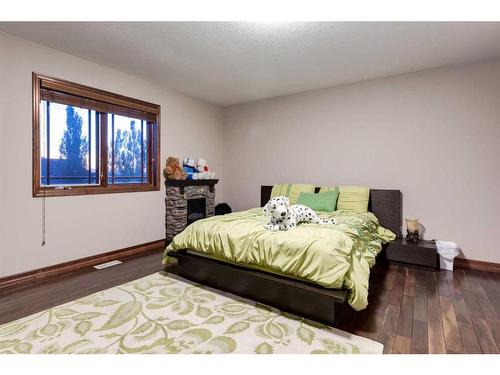 6 Rockcliff Landing Nw, Calgary, AB - Indoor Photo Showing Bedroom