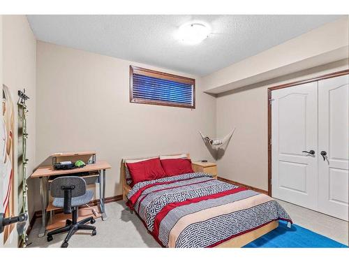 6 Rockcliff Landing Nw, Calgary, AB - Indoor Photo Showing Bedroom