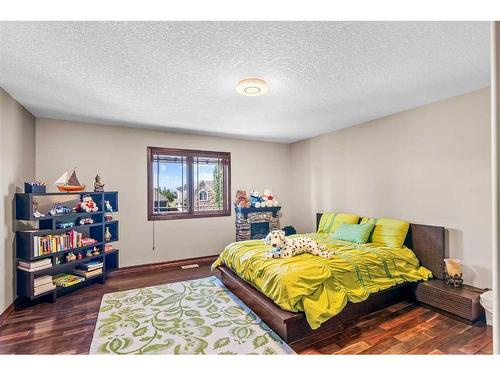 6 Rockcliff Landing Nw, Calgary, AB - Indoor Photo Showing Bedroom