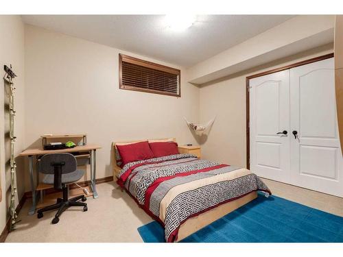 6 Rockcliff Landing Nw, Calgary, AB - Indoor Photo Showing Bedroom