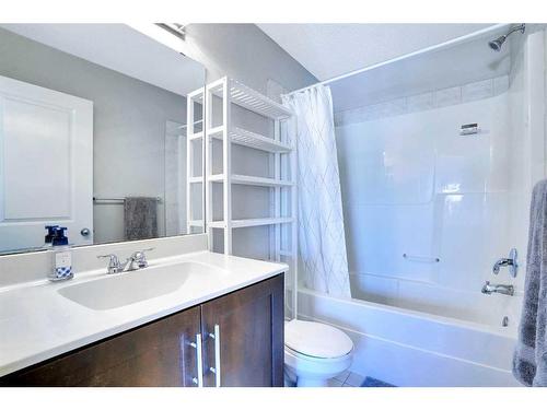 565 Panamount Boulevard Nw, Calgary, AB - Indoor Photo Showing Bathroom