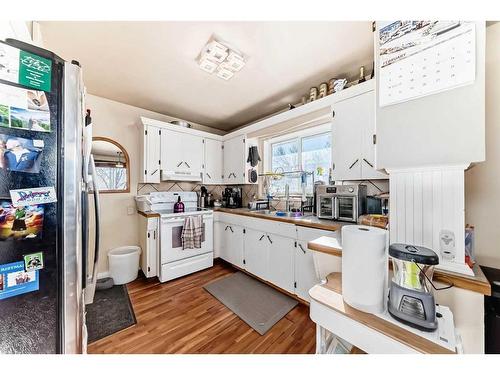 216 Van Horne Crescent Ne, Calgary, AB - Indoor Photo Showing Kitchen With Double Sink