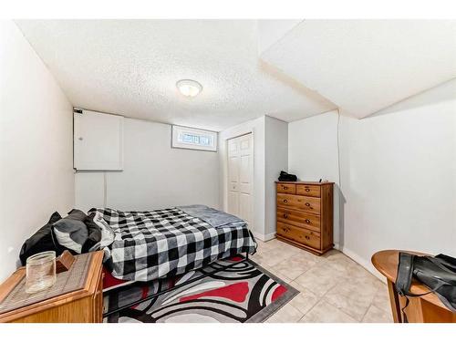 216 Van Horne Crescent Ne, Calgary, AB - Indoor Photo Showing Bedroom