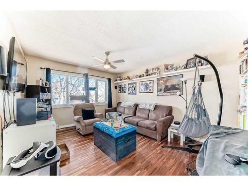 216 Van Horne Crescent Ne, Calgary, AB - Indoor Photo Showing Living Room