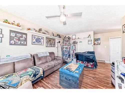 216 Van Horne Crescent Ne, Calgary, AB - Indoor Photo Showing Living Room