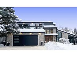 204 Pump Hill View SW Calgary, AB T2V 4M9