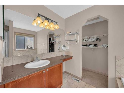 175 Panamount Street Nw, Calgary, AB - Indoor Photo Showing Bathroom