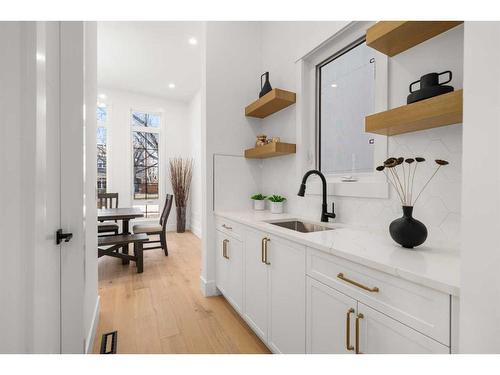 536 35 Street Nw, Calgary, AB - Indoor Photo Showing Kitchen