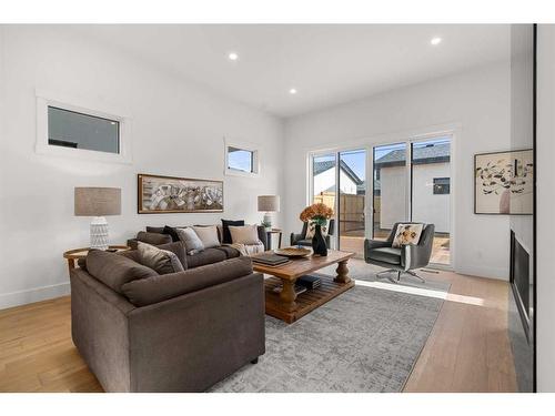 536 35 Street Nw, Calgary, AB - Indoor Photo Showing Living Room