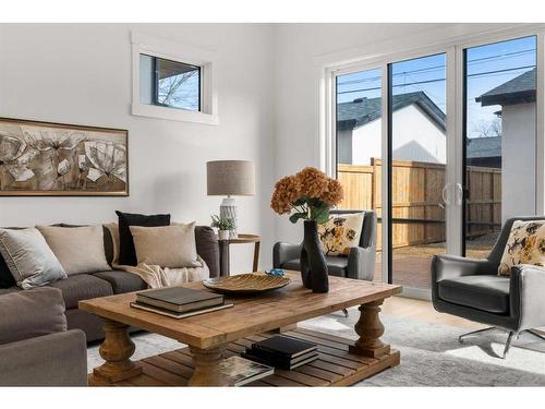 536 35 Street Nw, Calgary, AB - Indoor Photo Showing Living Room