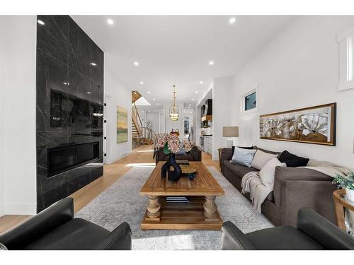 536 35 Street Nw, Calgary, AB - Indoor Photo Showing Living Room