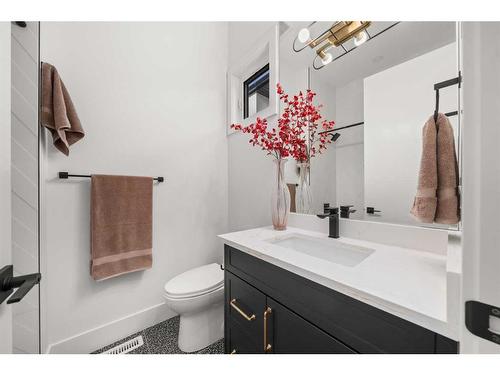 536 35 Street Nw, Calgary, AB - Indoor Photo Showing Bathroom