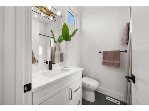 536 35 Street Nw, Calgary, AB - Indoor Photo Showing Bathroom