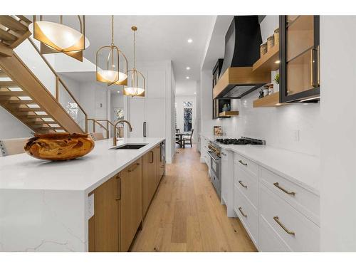 536 35 Street Nw, Calgary, AB - Indoor Photo Showing Kitchen With Upgraded Kitchen