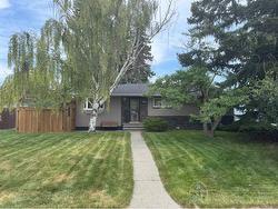 152 Hendon Drive NW Calgary, AB T2K 1Z1