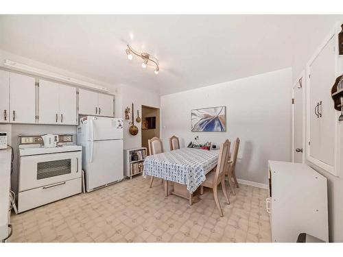 120 41 Avenue Nw, Calgary, AB - Indoor Photo Showing Kitchen