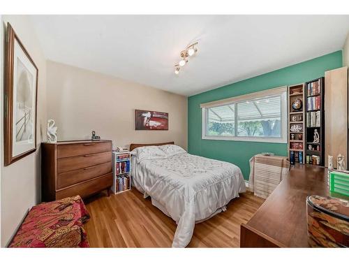 120 41 Avenue Nw, Calgary, AB - Indoor Photo Showing Bedroom