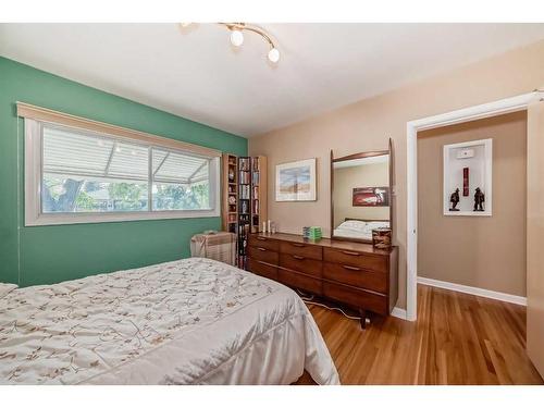 120 41 Avenue Nw, Calgary, AB - Indoor Photo Showing Bedroom