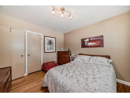 120 41 Avenue Nw, Calgary, AB - Indoor Photo Showing Bedroom