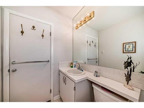 120 41 Avenue Nw, Calgary, AB - Indoor Photo Showing Bathroom