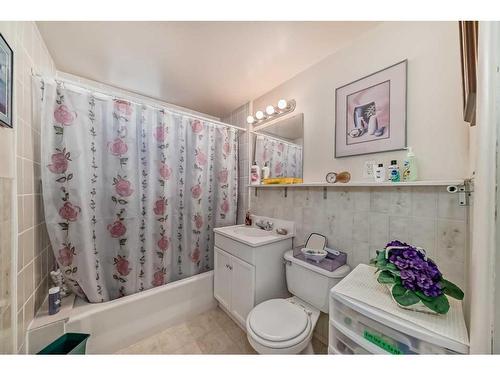 120 41 Avenue Nw, Calgary, AB - Indoor Photo Showing Bathroom