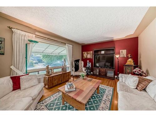 120 41 Avenue Nw, Calgary, AB - Indoor Photo Showing Living Room