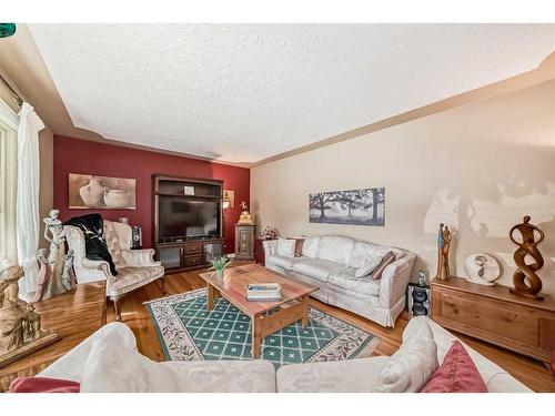 120 41 Avenue Nw, Calgary, AB - Indoor Photo Showing Living Room