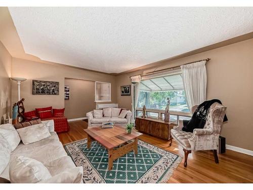 120 41 Avenue Nw, Calgary, AB - Indoor Photo Showing Living Room