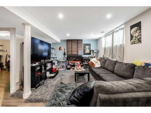 1203 Mackid Road Ne, Calgary, AB - Indoor Photo Showing Living Room