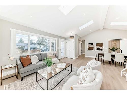 609 Willowburn Crescent Se, Calgary, AB - Indoor Photo Showing Living Room