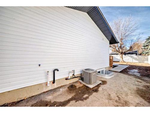 609 Willowburn Crescent Se, Calgary, AB - Outdoor With Exterior