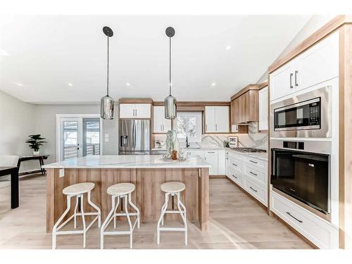 609 Willowburn Crescent Se, Calgary, AB - Indoor Photo Showing Kitchen With Upgraded Kitchen