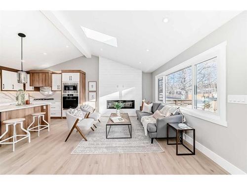 609 Willowburn Crescent Se, Calgary, AB - Indoor Photo Showing Living Room