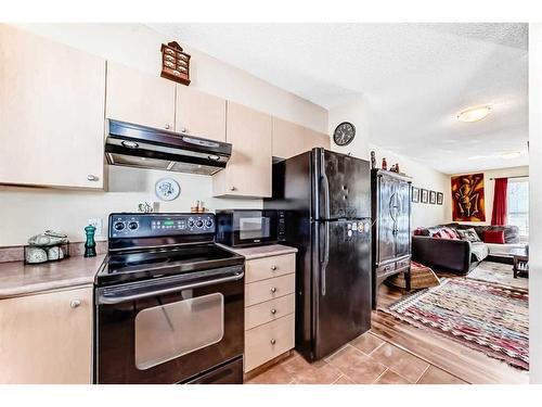 62 Eversyde Common Sw, Calgary, AB - Indoor Photo Showing Kitchen