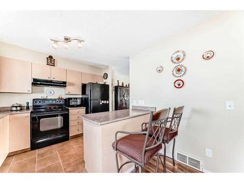 62 Eversyde Common Sw, Calgary, AB - Indoor Photo Showing Kitchen