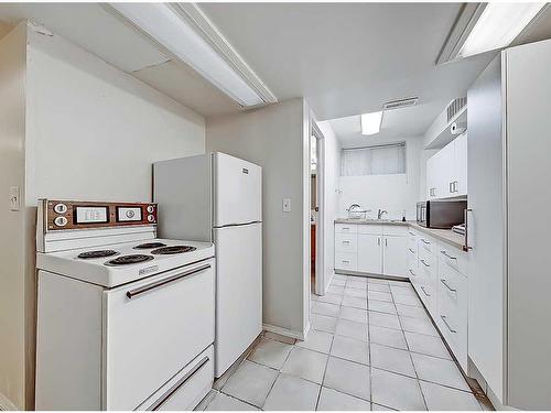 1012 19 Avenue Se, Calgary, AB - Indoor Photo Showing Kitchen