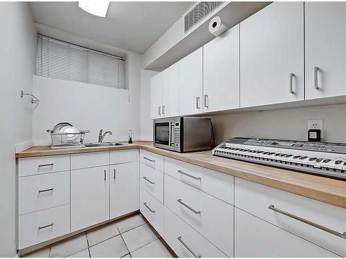 1012 19 Avenue Se, Calgary, AB - Indoor Photo Showing Kitchen