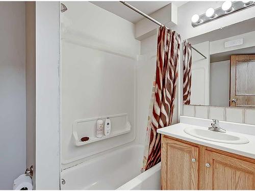 1012 19 Avenue Se, Calgary, AB - Indoor Photo Showing Bathroom