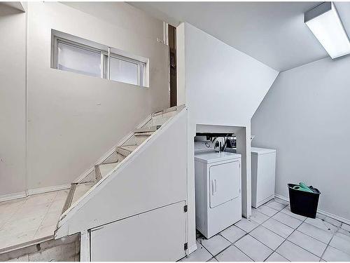 1012 19 Avenue Se, Calgary, AB - Indoor Photo Showing Laundry Room