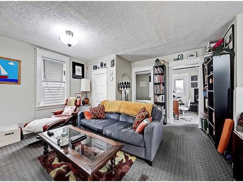 1012 19 Avenue Se, Calgary, AB - Indoor Photo Showing Living Room