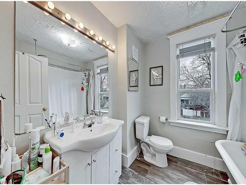 1012 19 Avenue Se, Calgary, AB - Indoor Photo Showing Bathroom