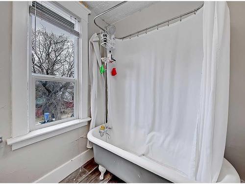 1012 19 Avenue Se, Calgary, AB - Indoor Photo Showing Bathroom