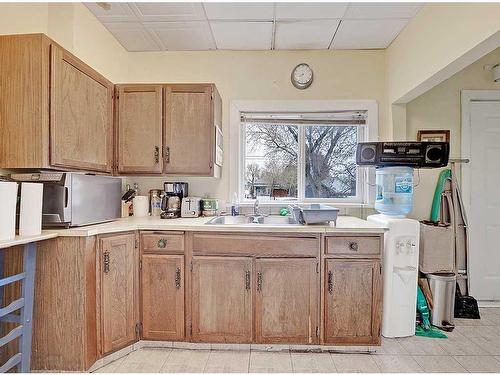 1012 19 Avenue Se, Calgary, AB - Indoor Photo Showing Kitchen With Double Sink