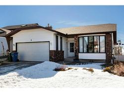 8 Edgeland Bay NW Calgary, AB T3A 2Y7